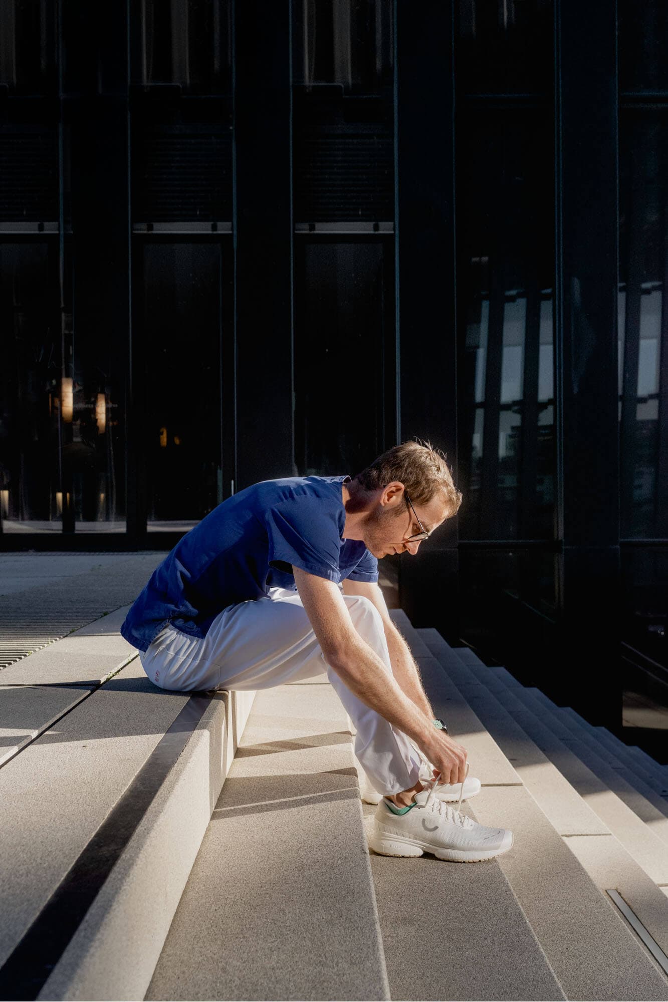 oliver-ist-krankpfleger-und-steht-den-tag-viel-auf-seinen-fuessen-2