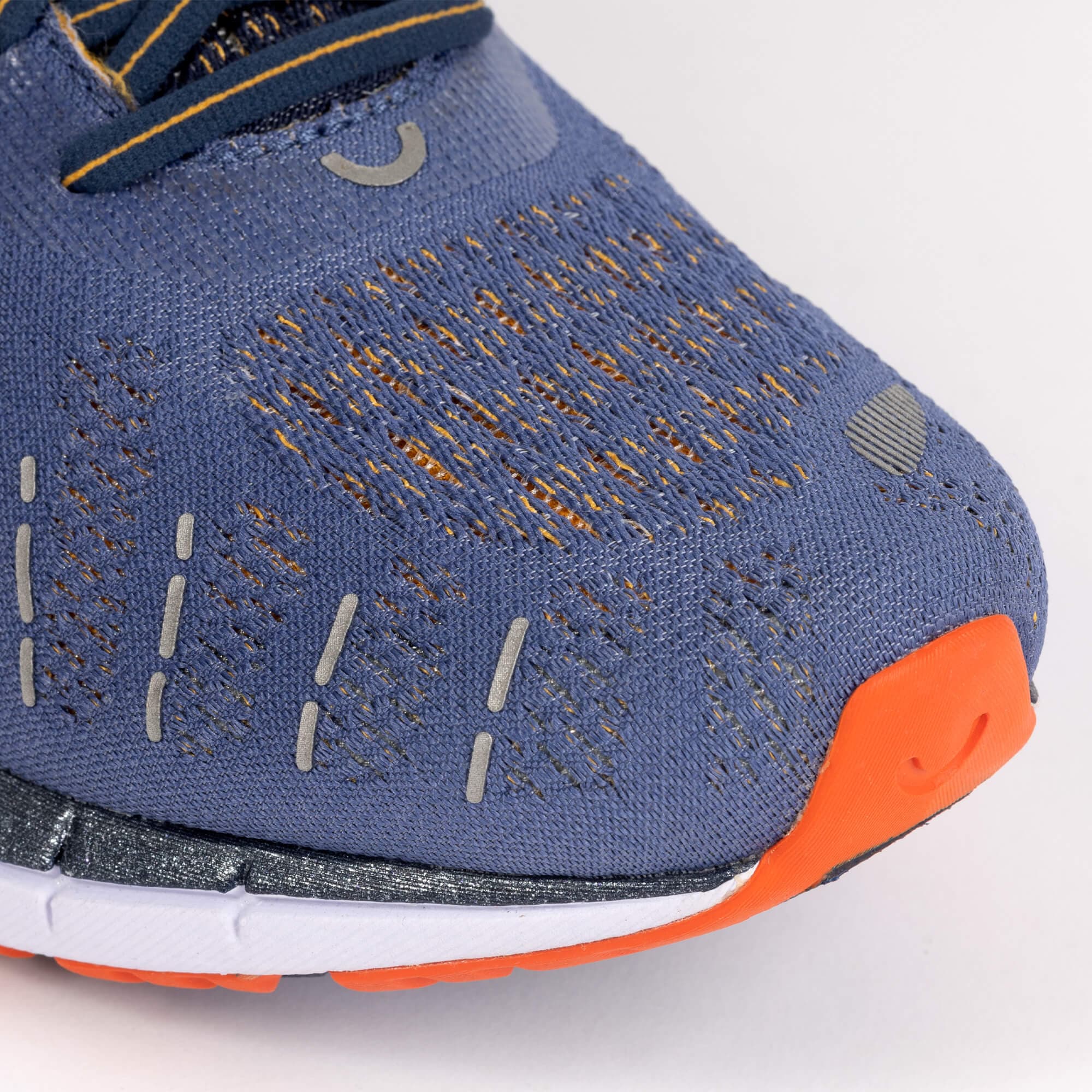 centered-footstrike_aion-2