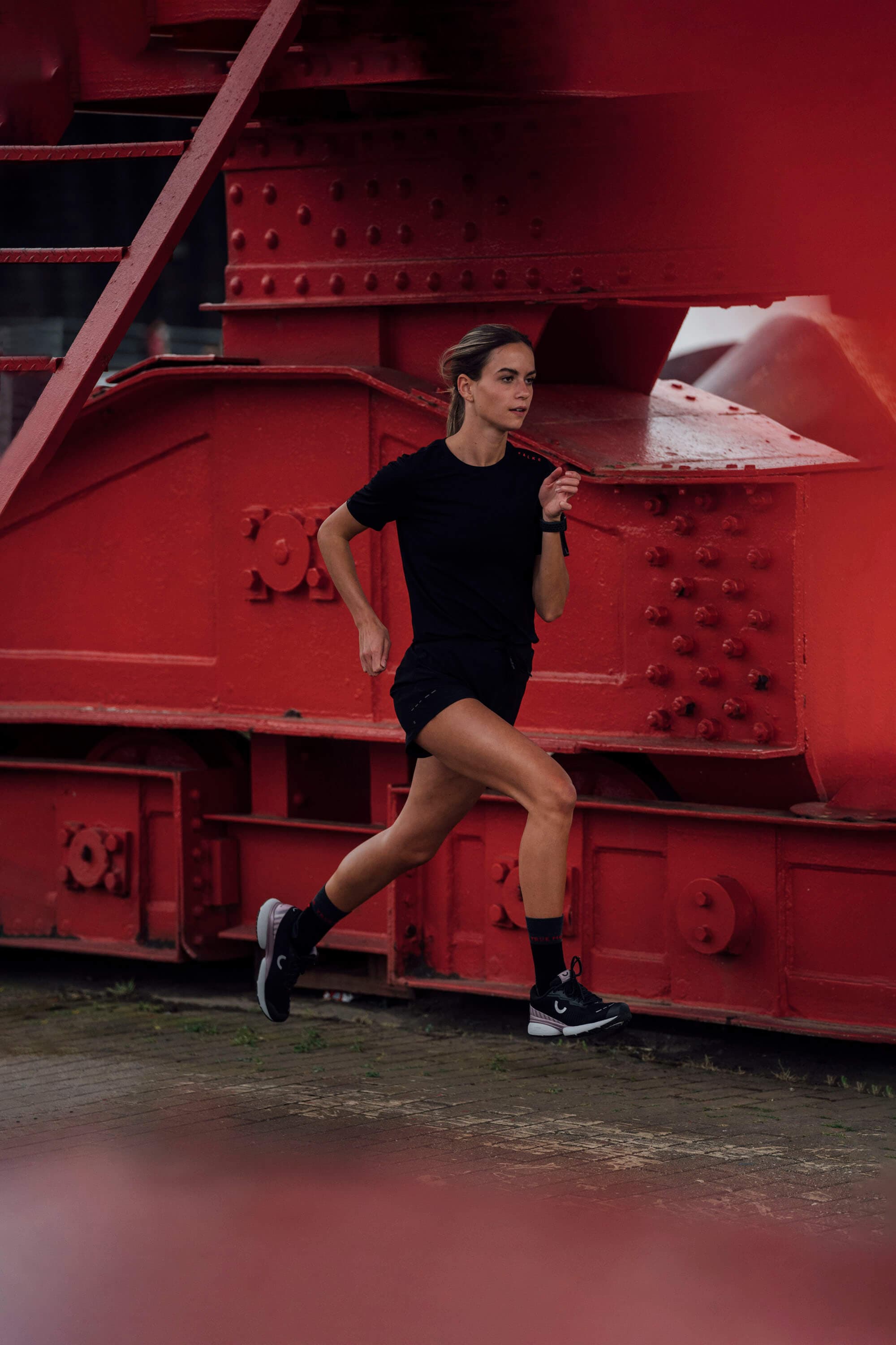 falke-ru-true-motion-nevos-discover-the-u-tech-nevos_women-black-3