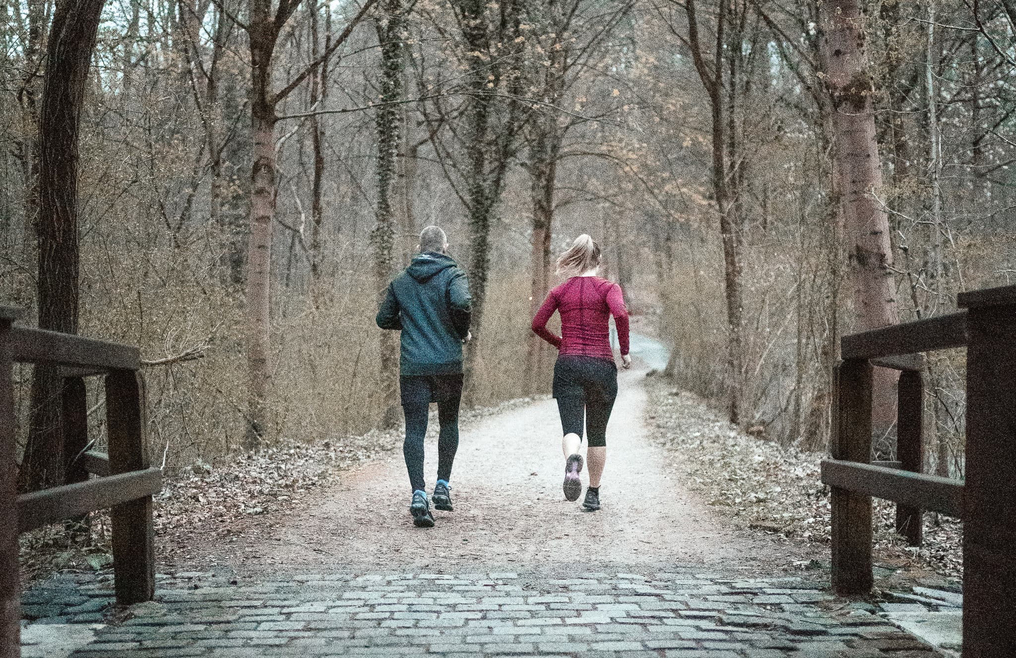 joggen-im-regen_richtige-laufschuhe-und-laufjacke-als-tipp