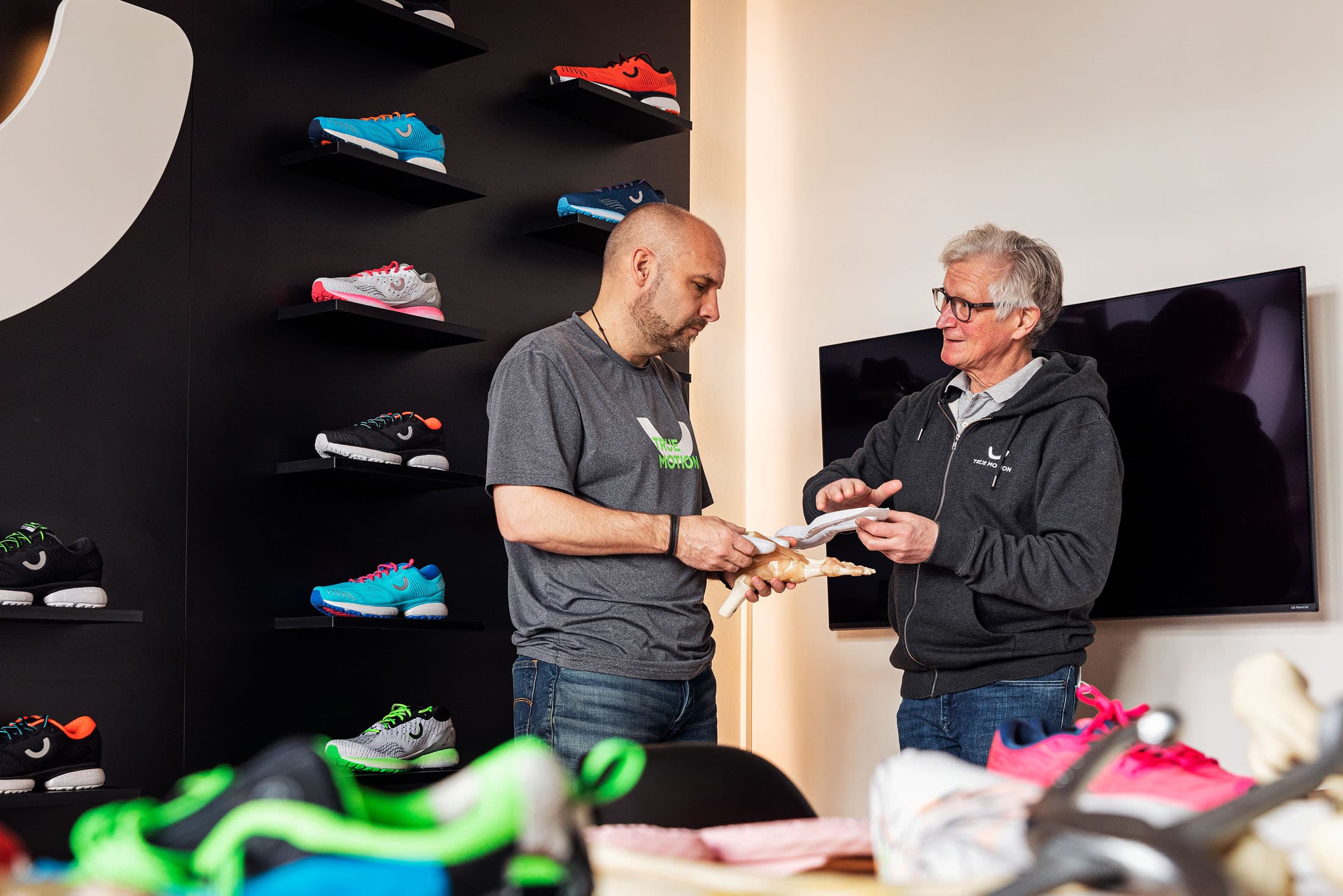 prof-dr-gert-peter-brueggemann-und-andre-kriwet-entwickeln-laufschuhe