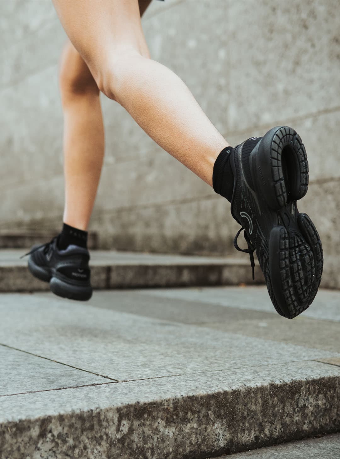 nevos-3-mood_02_unisex-black