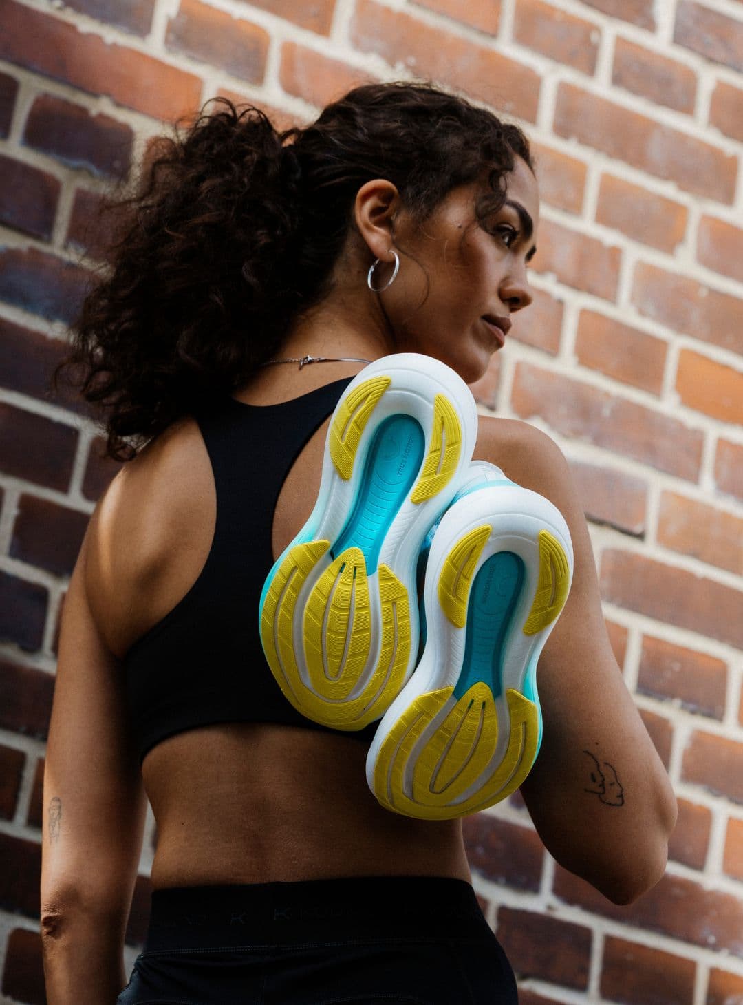 u-tech-solo-2_tmw01151b_01_mood_03