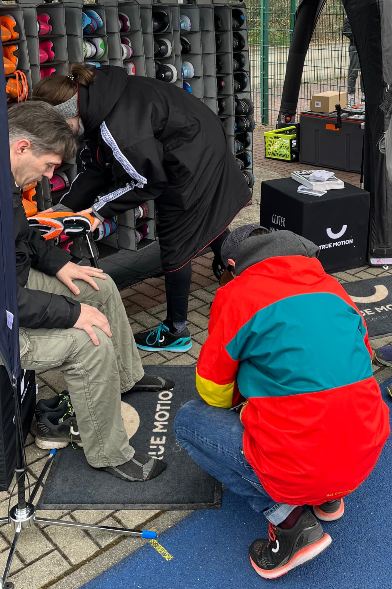 true-motion-laufschuhe-beim-testtag-auf-dem-testfeld-des-leipziger-laufladens-anprobieren