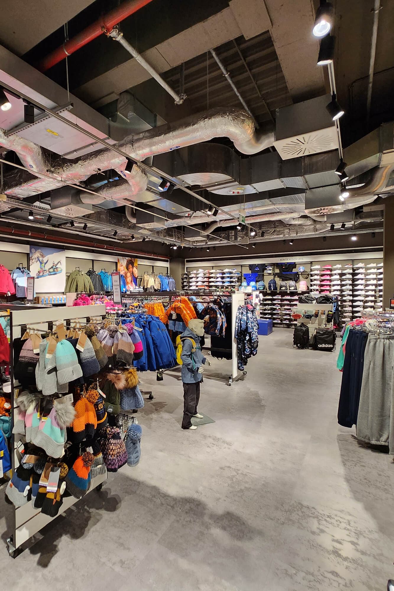 rlbl-intersport-huebner-leuna_ladeninnere