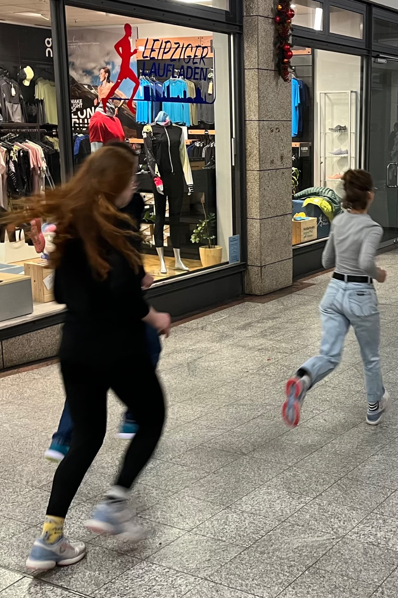 probelaufen-in-true-motion-laufschuhen-vor-den-tueren-des-leipziger-laufladens