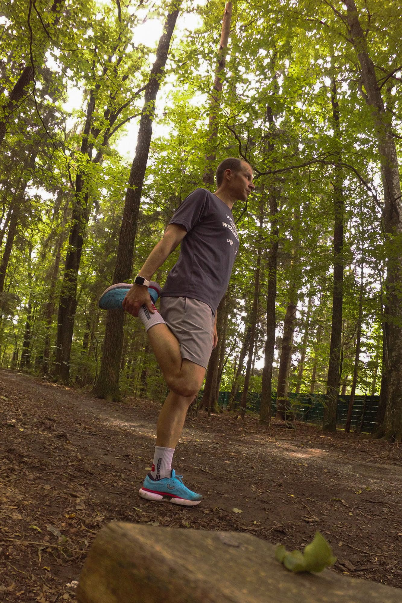 true-runner-stories_patrick-stix-dehnt-sich-vor-seinem-lauf-in-true-motion-laufschuhen