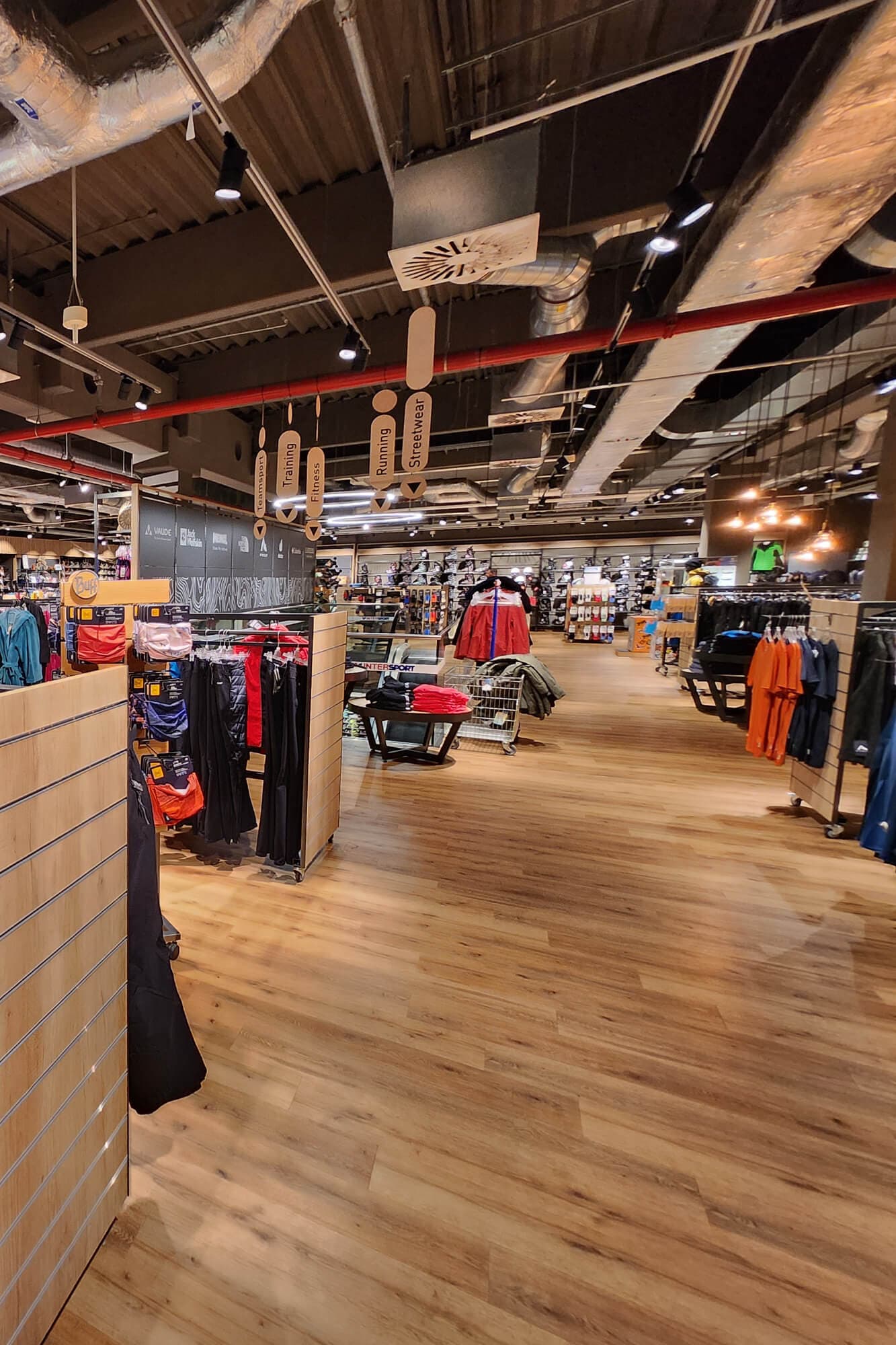 rlbl-intersport-huebner-leuna_ladeninnere-2