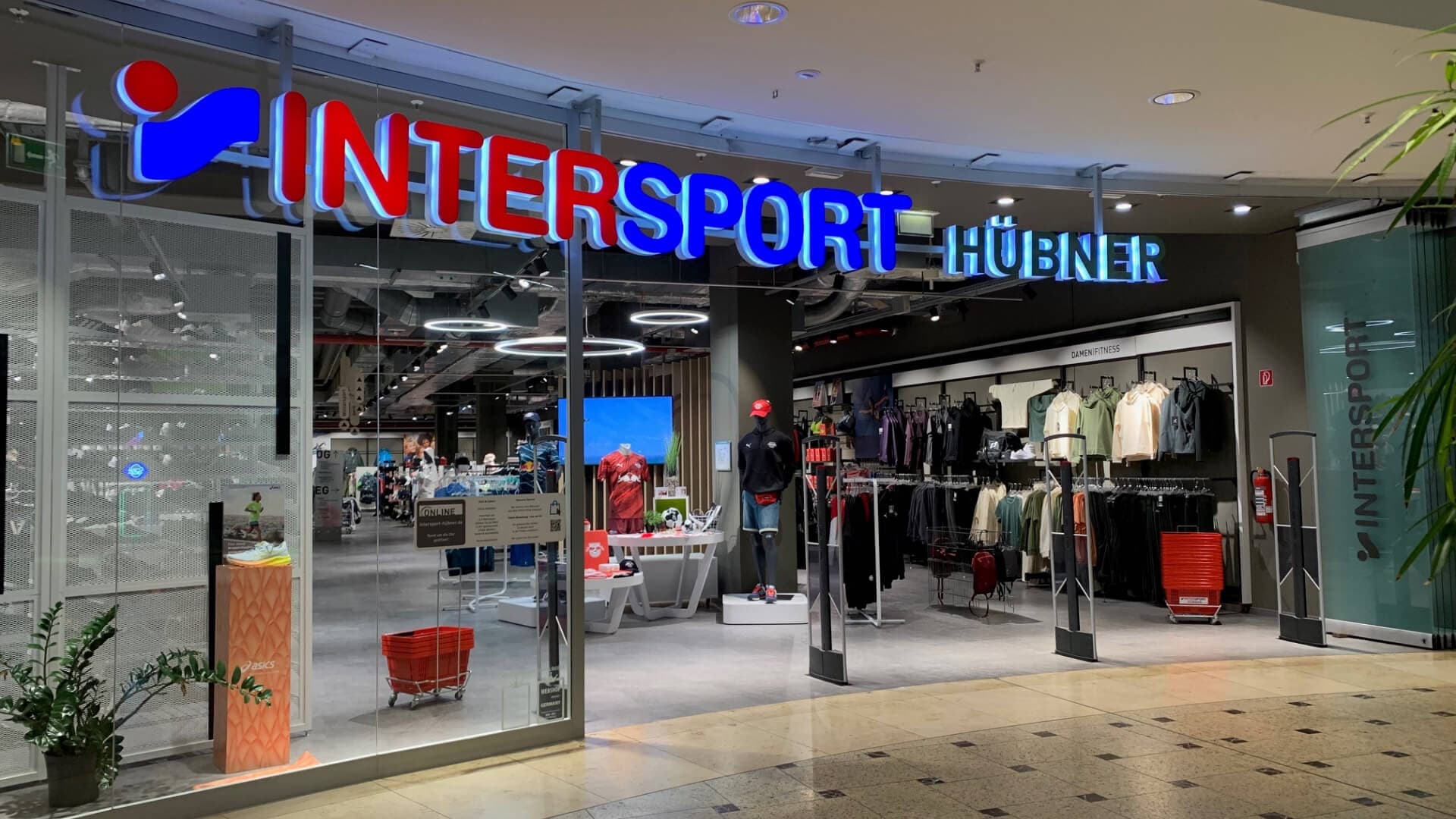 rlbl-intersport-huebner-leuna_eingang