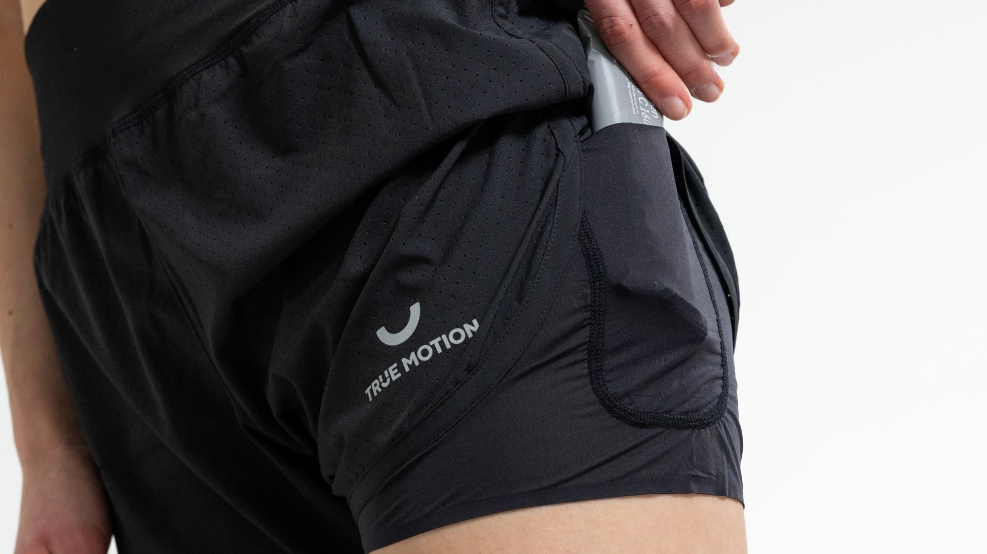 performance-shorts-women-01-usp-mobile-02